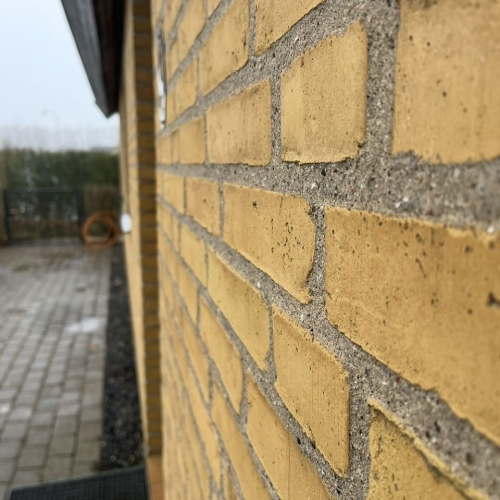 Detalje af facaderenovering i Kastrup, Amager med ny omfugning af murværk.