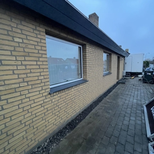 Facaderenovering i Kastrup på Amager med omfugning af murværk på gul teglfacade.