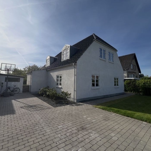 Facaderenovering i Dragør på Amager med nypudset facade.