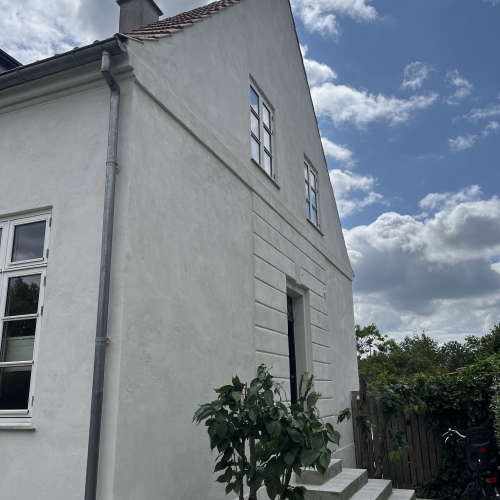 Facaderenovering i Dragør på Amager med pudset gavlfacade.