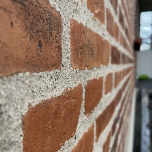 Facaderenovering på Amager med omfugning af murværk på facade.