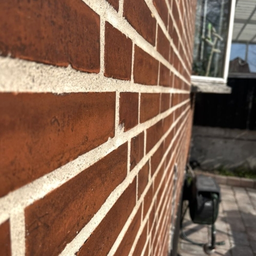 Detalje af facaderenovering på Amager med omfugning af murværk.