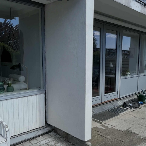 Facaderenovering af bolig i Tårnby med ny pudset facade og altan.