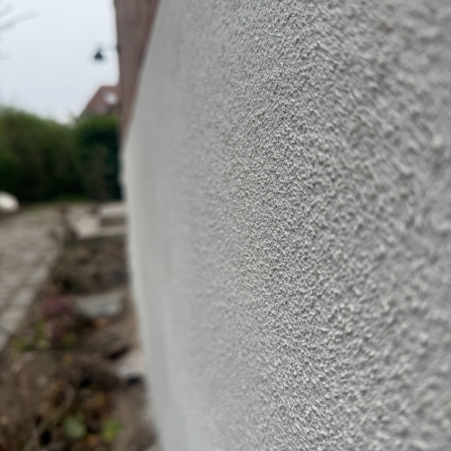 Close-up af sokkel efter facaderenovering i Tårnby.