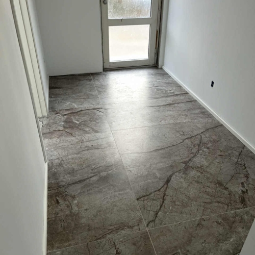 Flisearbejde i entré i Tårnby med store gulvfliser.