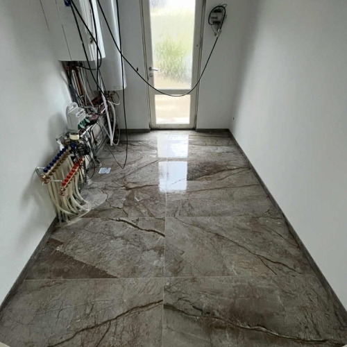 Flisearbejde i teknikrum i Tårnby på Amager med nye gulvfliser.