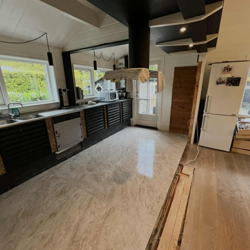 Flisearbejde i køkken i Dragør med store gulvfliser.