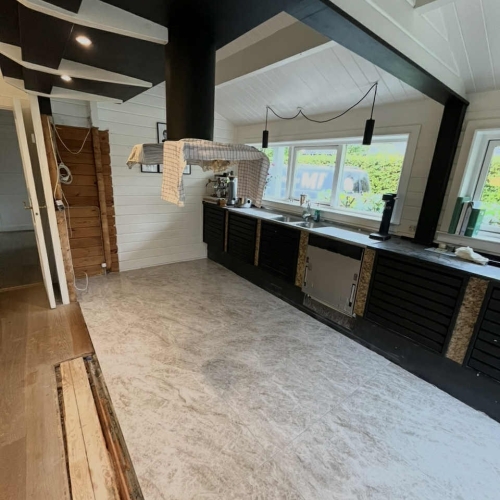 Flisearbejde i køkken i Dragør på Amager med nyt flisegulv.