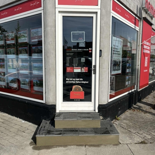 Flisearbejde ved butiksindgang på Amager.