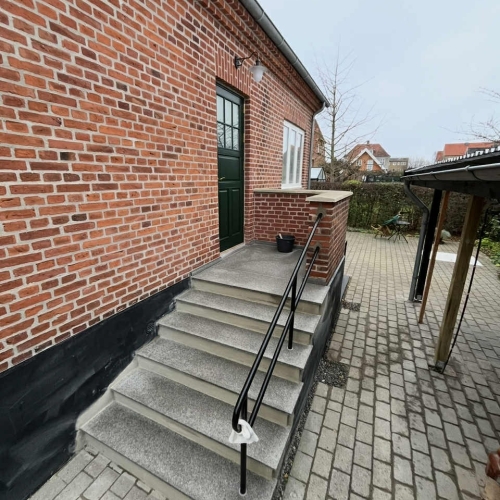 Flisearbejde på udendørs trappe i Kastrup efter renovering.