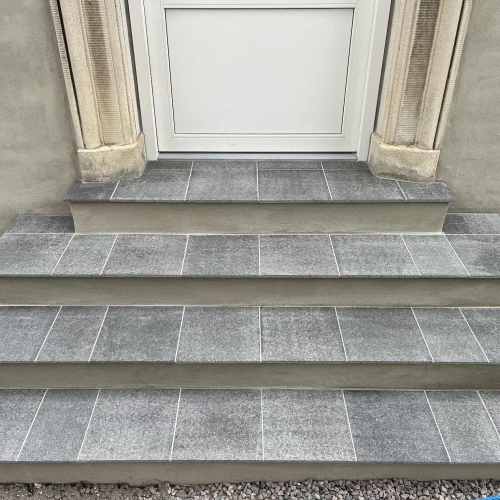 Flisearbejde i Kastrup med ny grå trappebelægning.