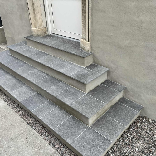 Flisearbejde i Kastrup på Amager med grå fliser på trappe.