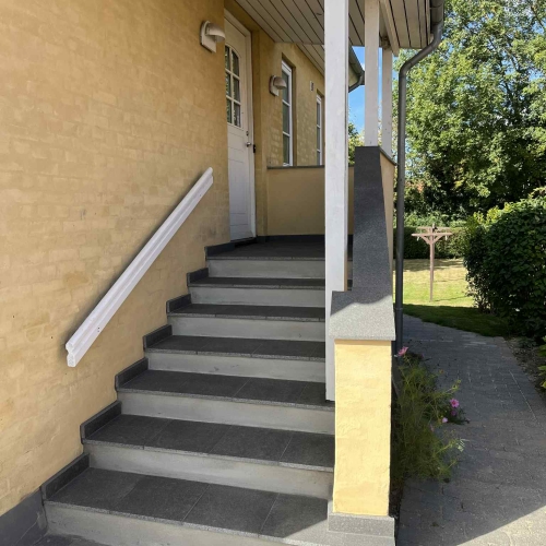 Flisearbejde på indgangstrappe i Kastrup på Amager.