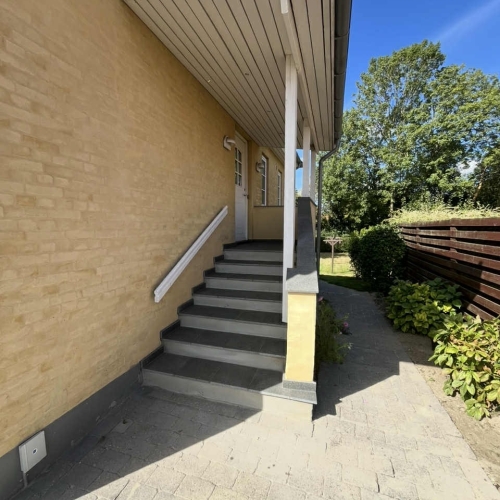 Flisearbejde på udendørs trappe i Kastrup med grå fliser.