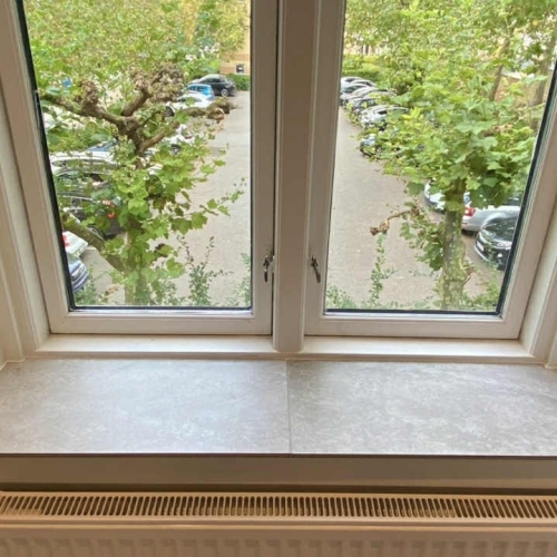 Flisearbejde ved vindueskarm i Kastrup med fliseplade.