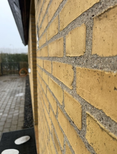 Detalje af facaderenovering i Kastrup, Amager med ny omfugning af murværk.