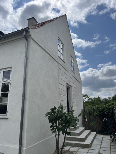 Facaderenovering i Dragør på Amager med pudset gavlfacade.