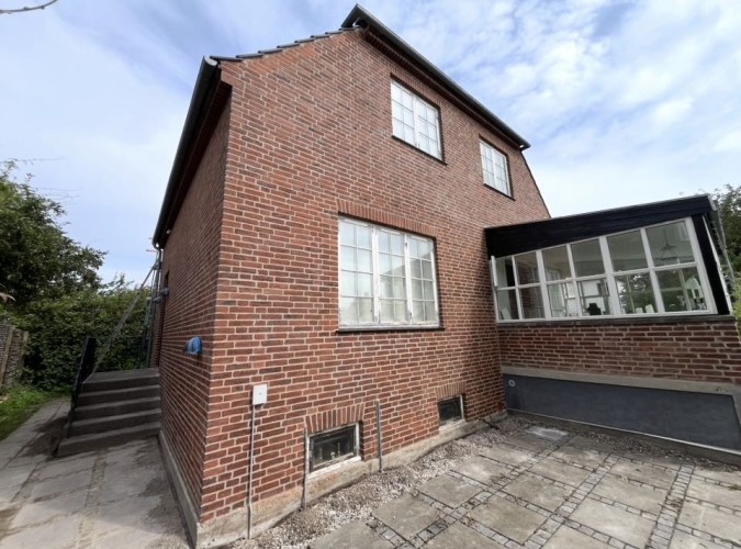 Facaderenovering på Amager med omfugning af murværk på murstenshus.