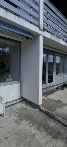 Facaderenovering af bolig i Tårnby med ny pudset facade og altan.