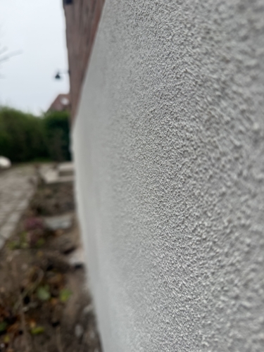 Close-up af sokkel efter facaderenovering i Tårnby.