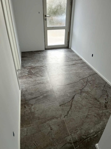 Flisearbejde i entré i Tårnby med store gulvfliser.