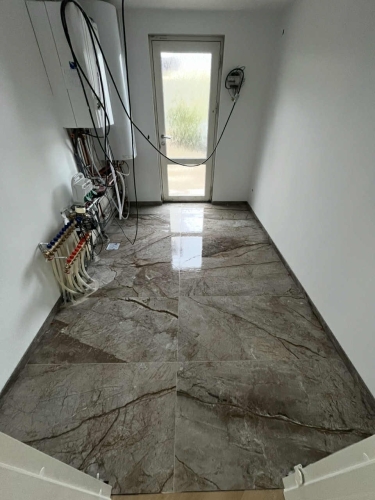 Flisearbejde i teknikrum i Tårnby på Amager med nye gulvfliser.