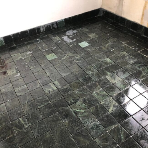 Flisearbejde i Tårnby på Amager med mørke fliser på gulv.