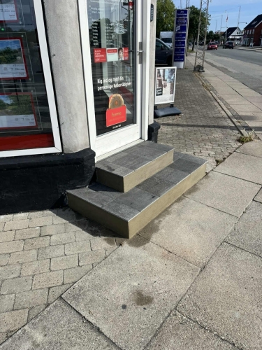 Flisearbejde ved home på Amager med renoveret trappe.