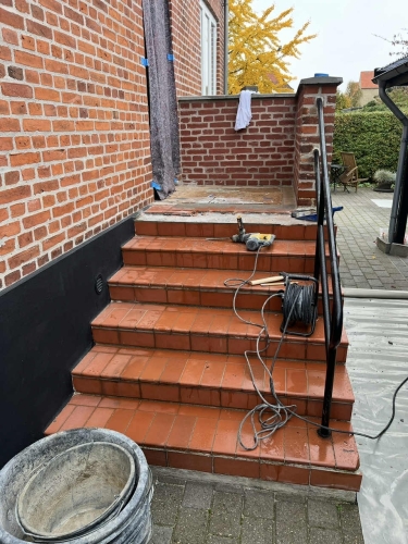 Flisearbejde på trappe i Kastrup før renovering.