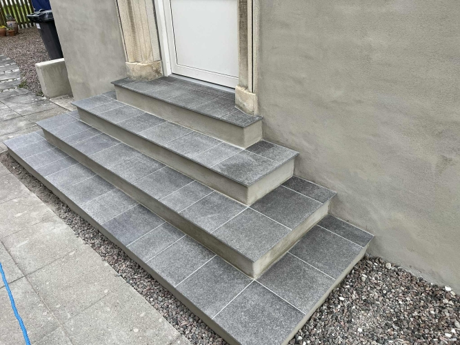 Flisearbejde i Kastrup på Amager med grå fliser på trappe.