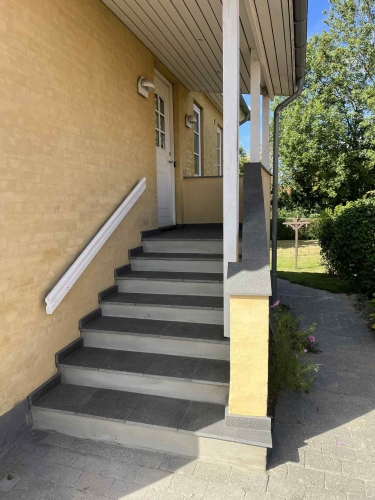 Flisearbejde på indgangstrappe i Kastrup på Amager.