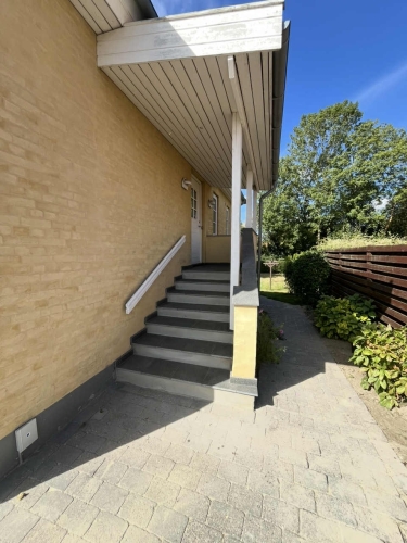 Flisearbejde på udendørs trappe i Kastrup med grå fliser.