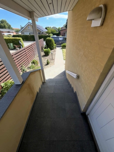 Flisearbejde på trappe set oppefra i Kastrup på Amager.