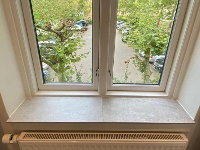 Flisearbejde ved vindueskarm i Kastrup med fliseplade.