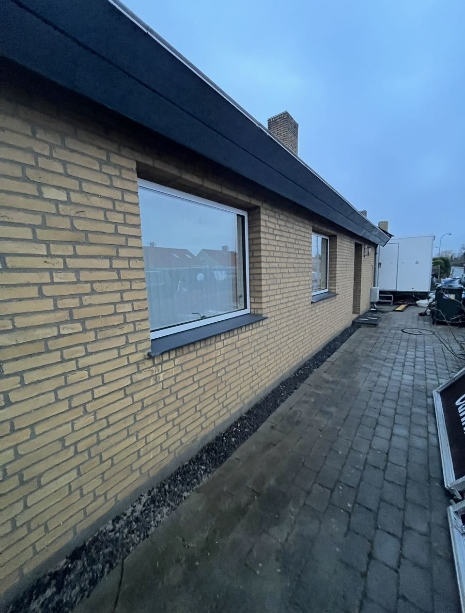 Facaderenovering i Kastrup på Amager med omfugning af murværk på gul teglfacade.