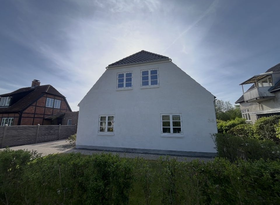 Facaderenovering af hvid villa i Dragør på Amager.