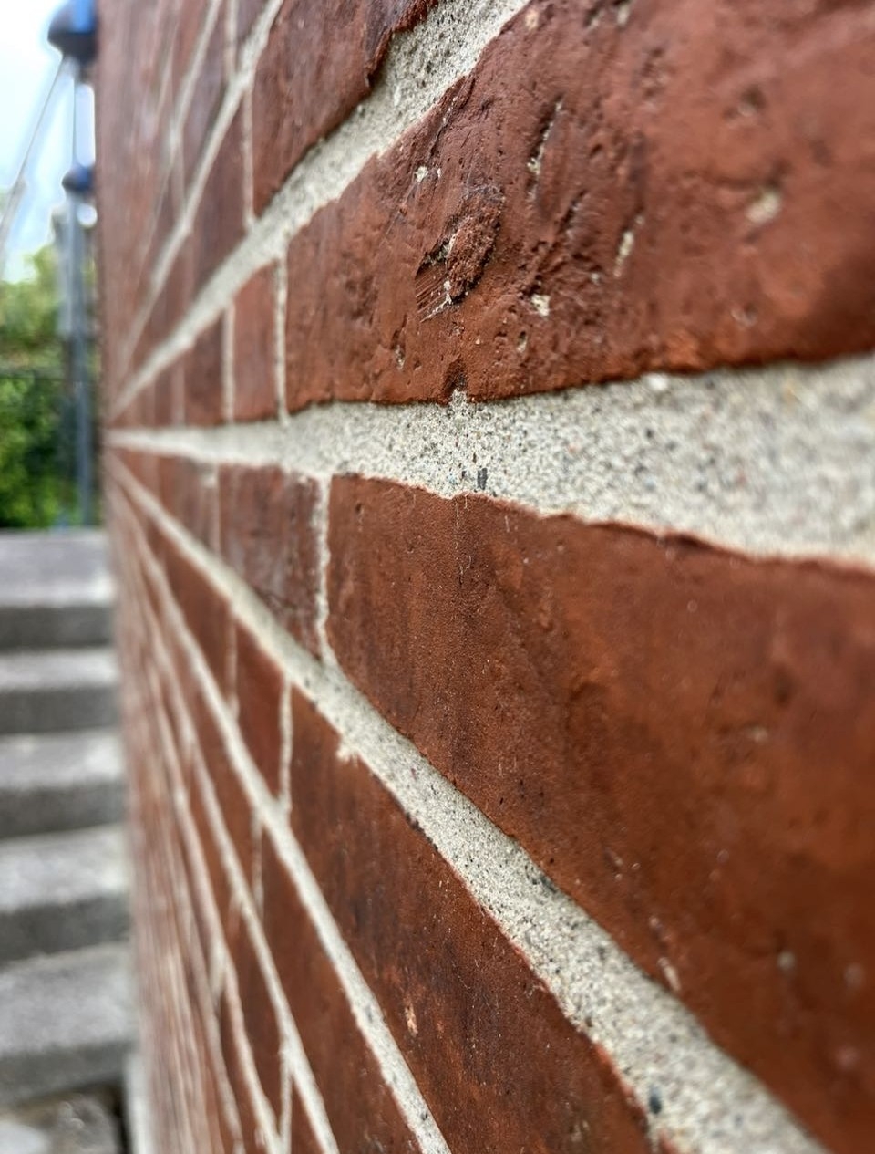 Close-up af omfugning af murværk ved facaderenovering på Amager.