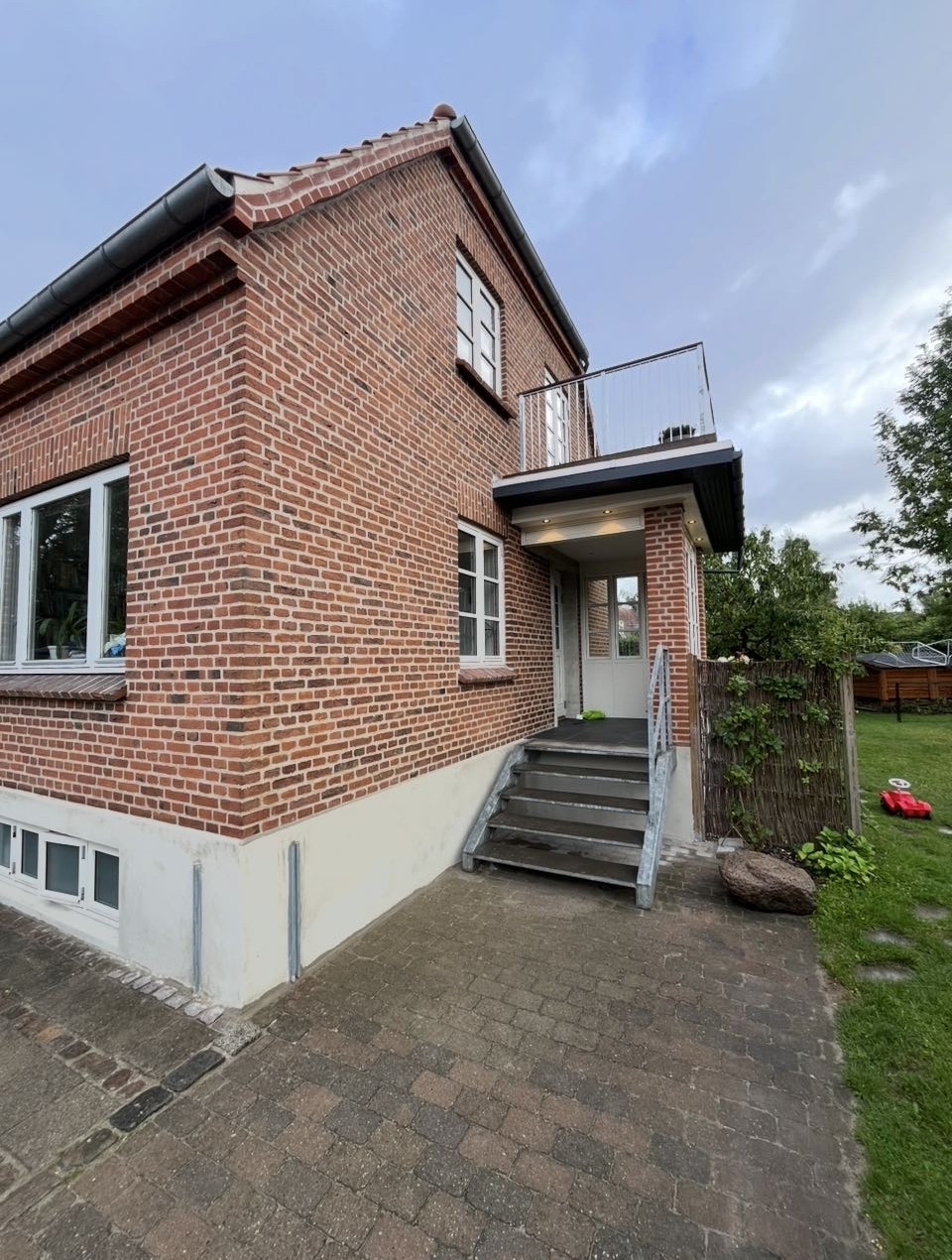 Facaderenovering på Amager med omfugning af murværk ved indgangsparti.