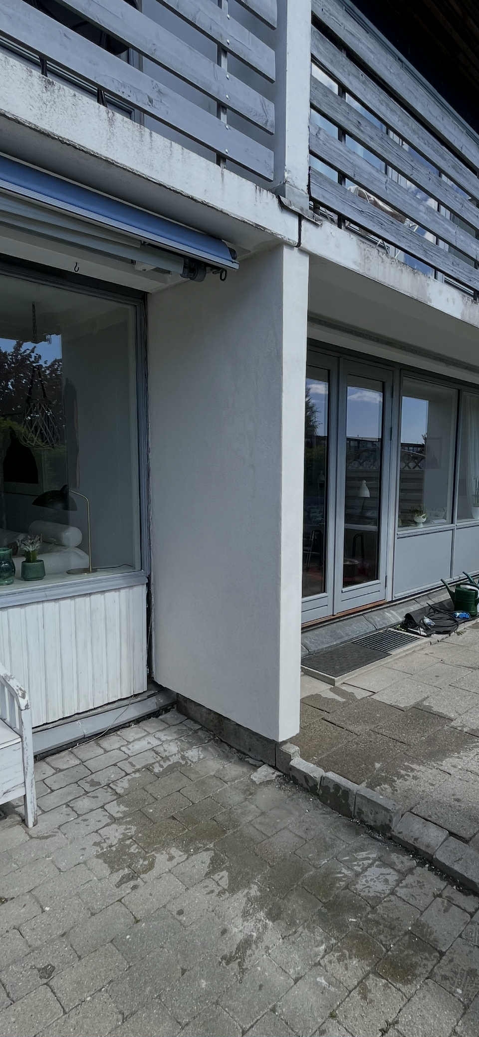 Facaderenovering af bolig i Tårnby med ny pudset facade og altan.