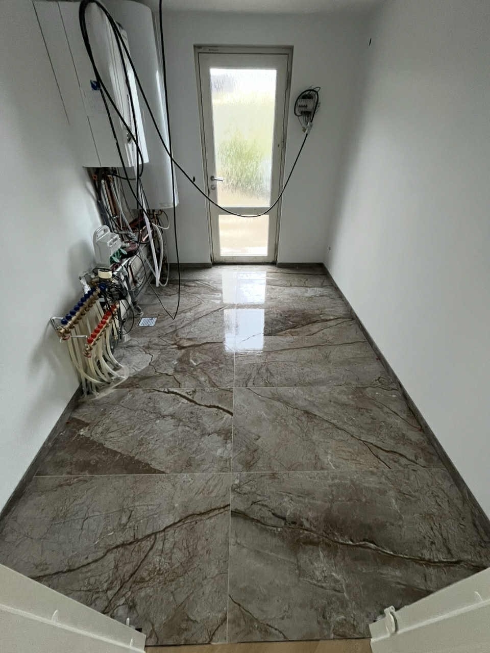 Flisearbejde i teknikrum i Tårnby på Amager med nye gulvfliser.