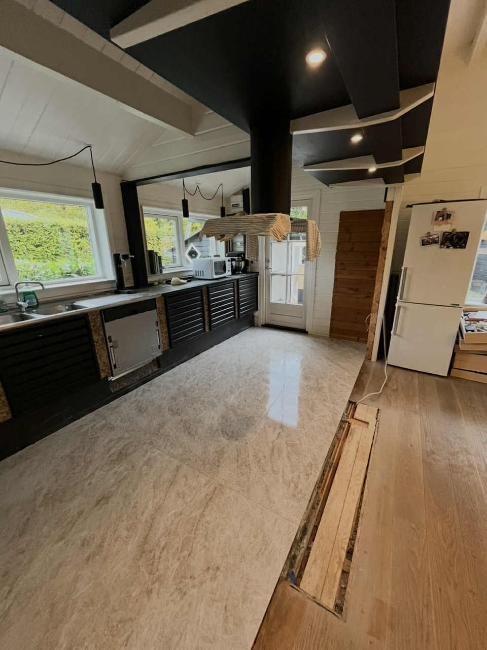 Flisearbejde i køkken i Dragør med store gulvfliser.