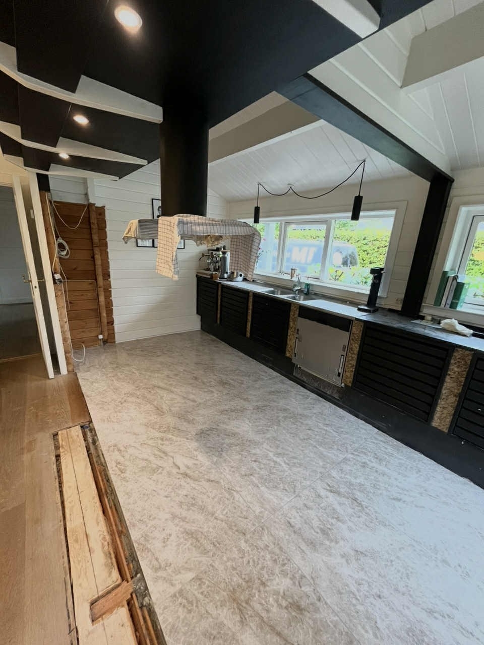 Flisearbejde i køkken i Dragør på Amager med nyt flisegulv.