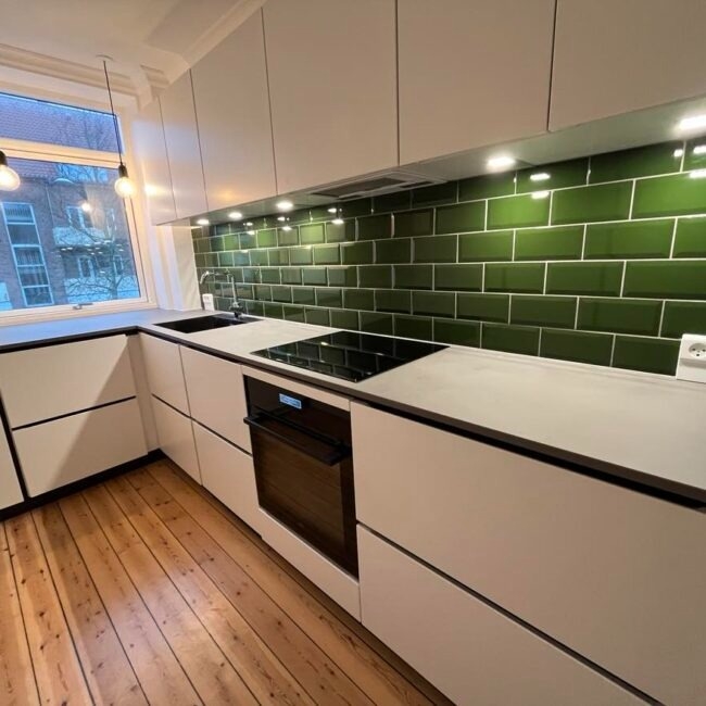 Flisearbejde i Dragør på Amager med grønne køkkenfliser.