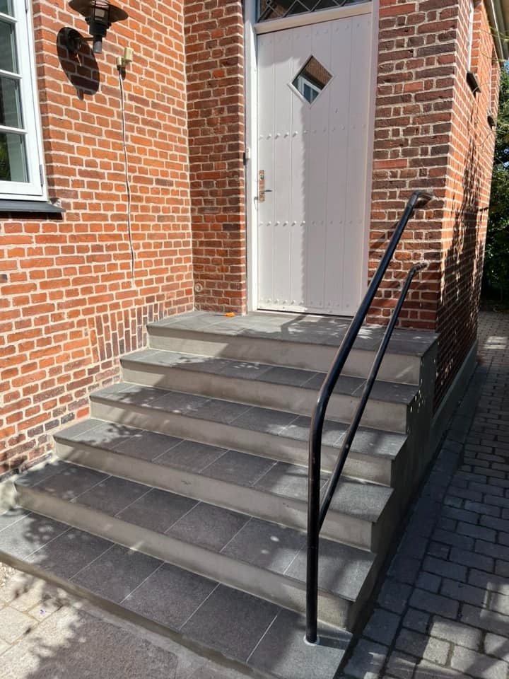 Flisearbejde på indgangstrappe i Kastrup med grå fliser.