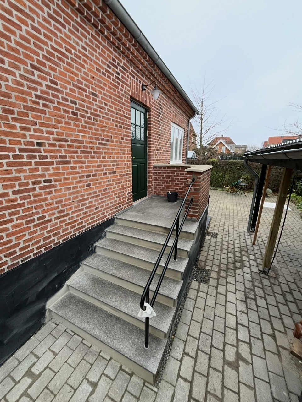 Flisearbejde på udendørs trappe i Kastrup efter renovering.