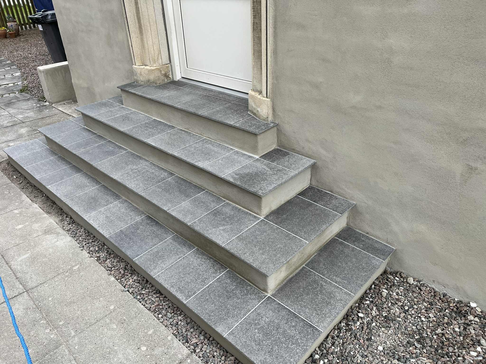 Flisearbejde i Kastrup på Amager med grå fliser på trappe.