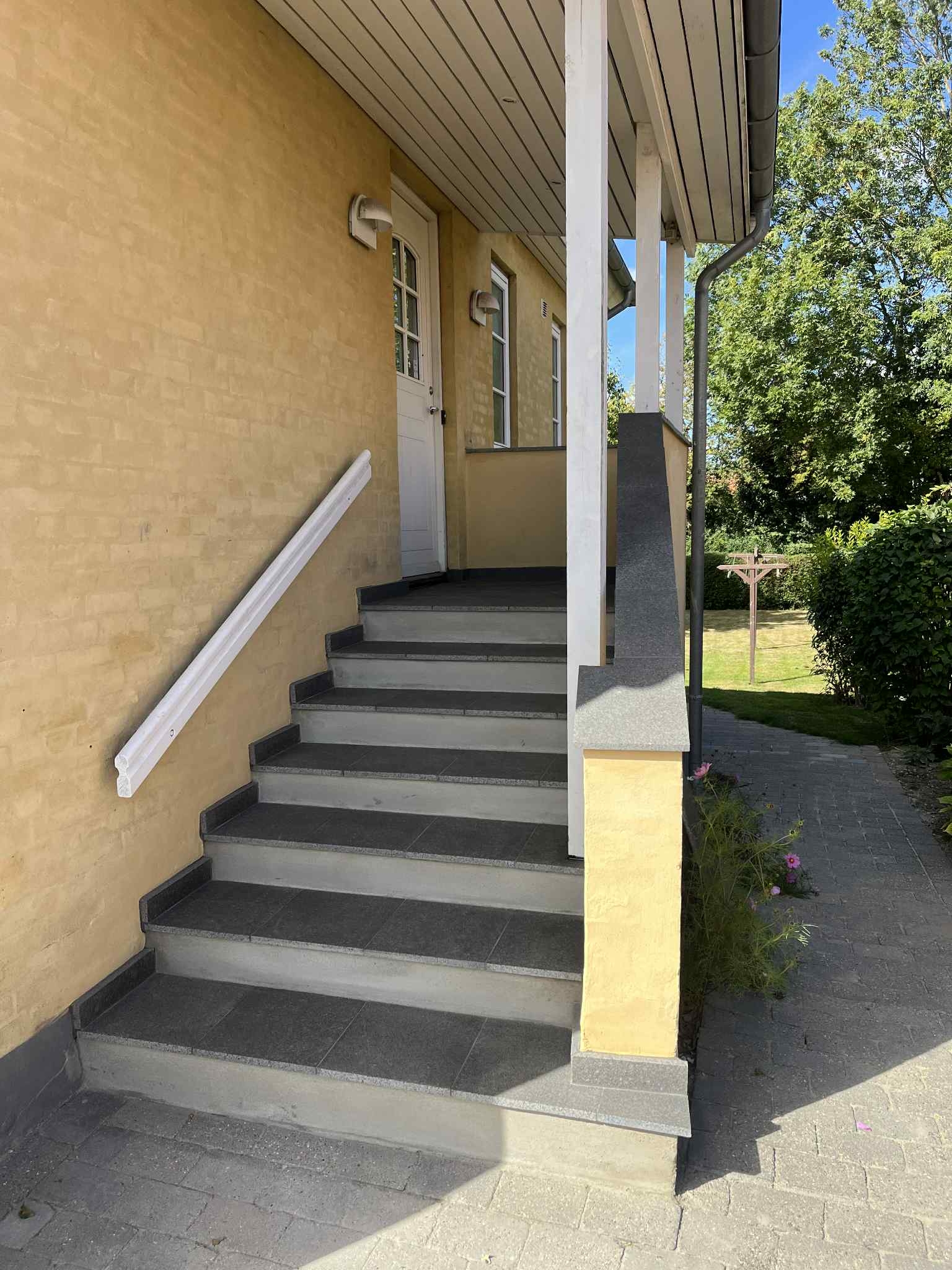 Flisearbejde på indgangstrappe i Kastrup på Amager.