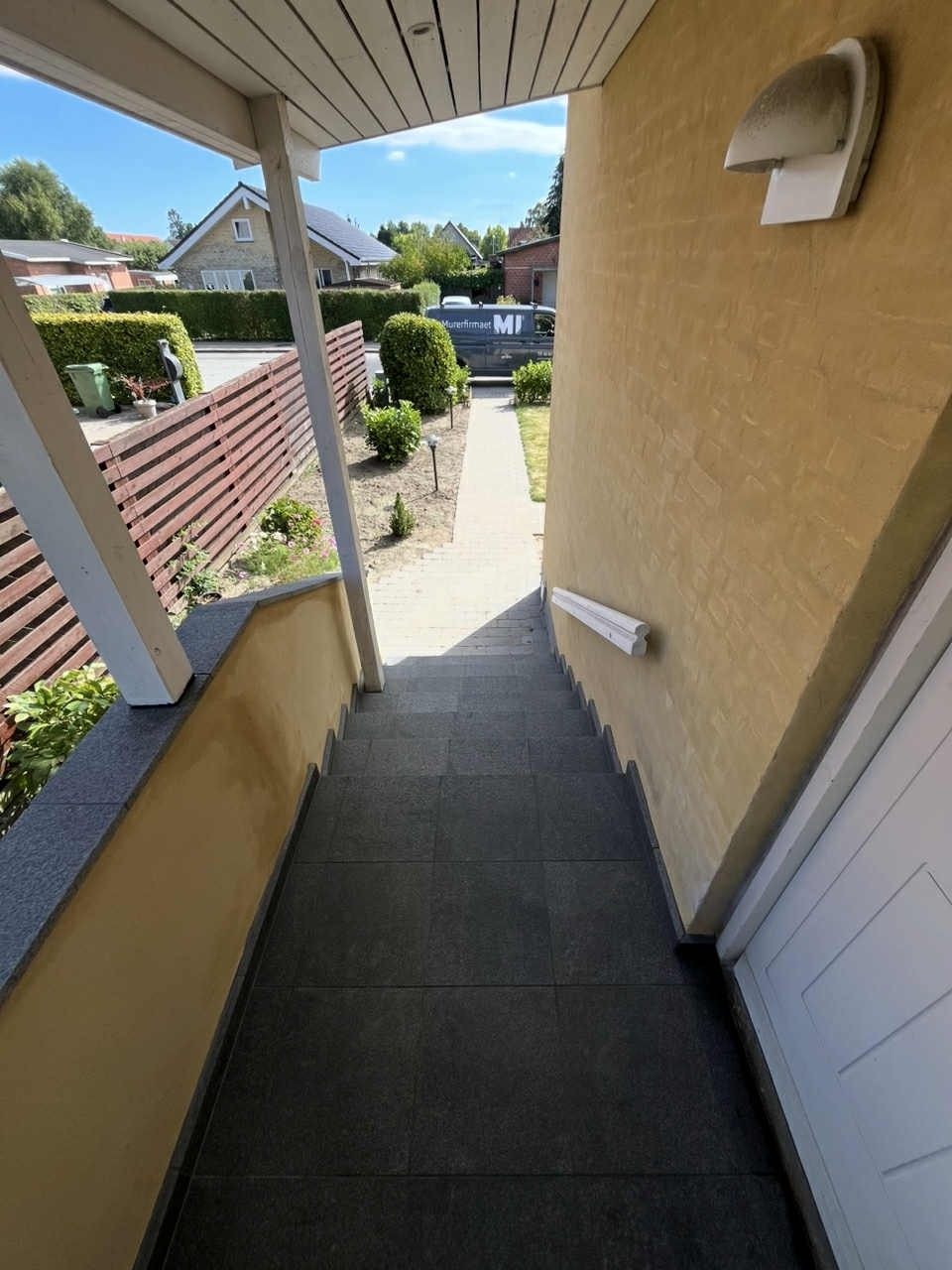 Flisearbejde på trappe set oppefra i Kastrup på Amager.